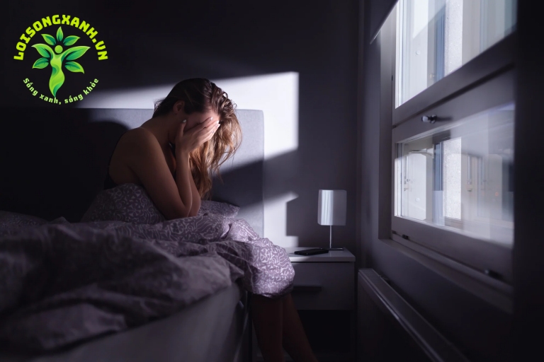 Ngồi trong nhà có cần bôi kem chống nắng không?