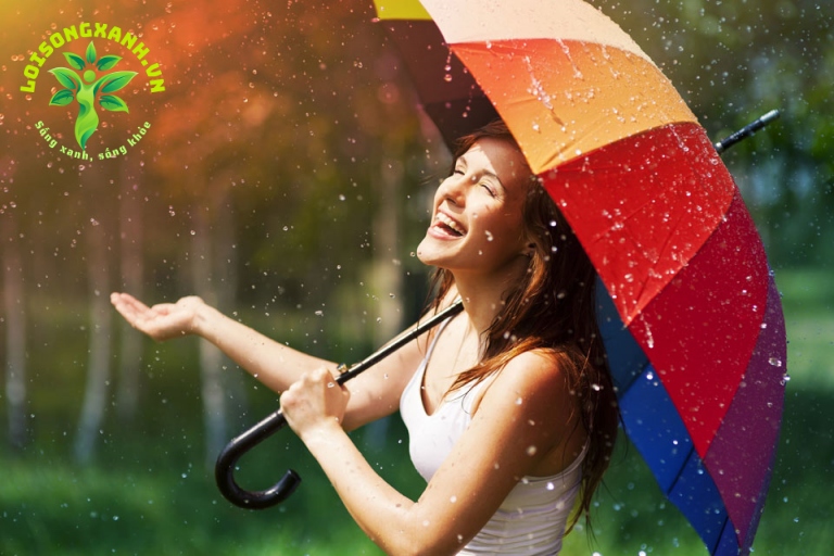 Trời mưa có cần bôi kem chống nắng không